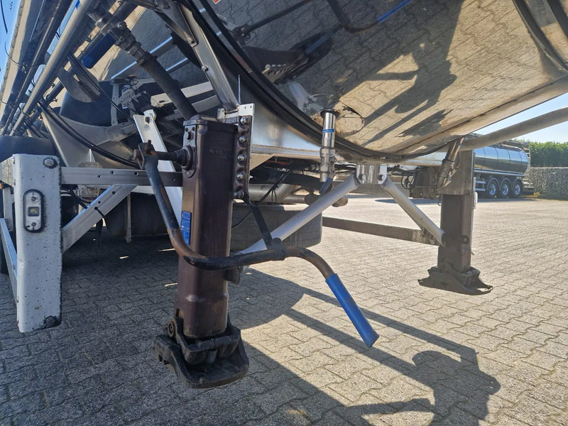 Feldbinder 38000 liter 3 kamer tankoplegger met CIP Leiding en tank verwarming - نصف مقطورة صهريج: صور 5 Feldbinder 38000 liter 3 kamer tankoplegger met CIP Leiding en tank verwarming - نصف مقطورة صهريج: صور 5