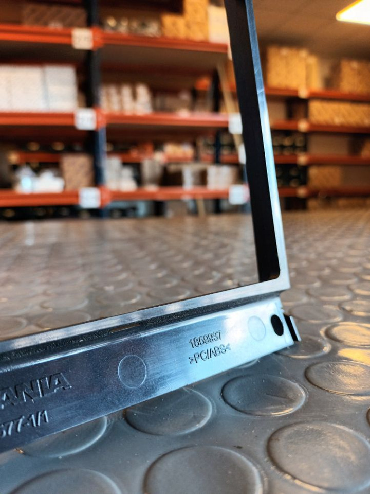 SCANIA 2DIN MOUNTING PANEL 1859937 - الكابينة والداخلية - شاحنة: صور 2 SCANIA 2DIN MOUNTING PANEL 1859937 - الكابينة والداخلية - شاحنة: صور 2