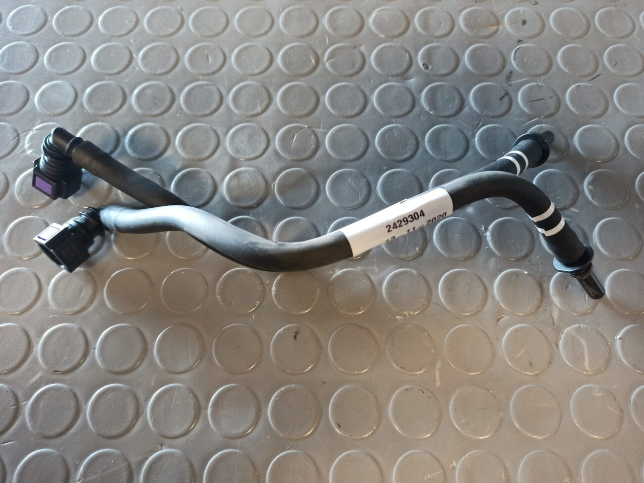 SCANIA BLEED PIPE 2429304 - المحرك و قطع الغيار - شاحنة: صور 1 SCANIA BLEED PIPE 2429304 - المحرك و قطع الغيار - شاحنة: صور 1