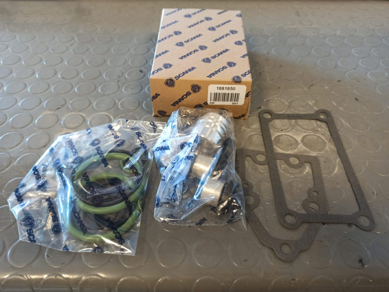 SCANIA GASKET KIT LONGITUDINAL STROKE CYLINDER - 1881850 - علبة التروس و قطع الغيار - شاحنة: صور 1 SCANIA GASKET KIT LONGITUDINAL STROKE CYLINDER - 1881850 - علبة التروس و قطع الغيار - شاحنة: صور 1