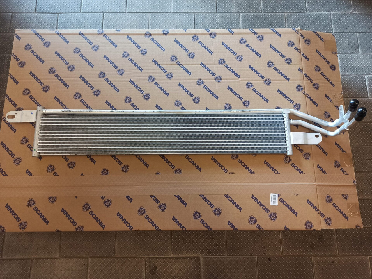 SCANIA GEARBOX OIL COOLER - 2060883 - علبة التروس و قطع الغيار - شاحنة: صور 1 SCANIA GEARBOX OIL COOLER - 2060883 - علبة التروس و قطع الغيار - شاحنة: صور 1