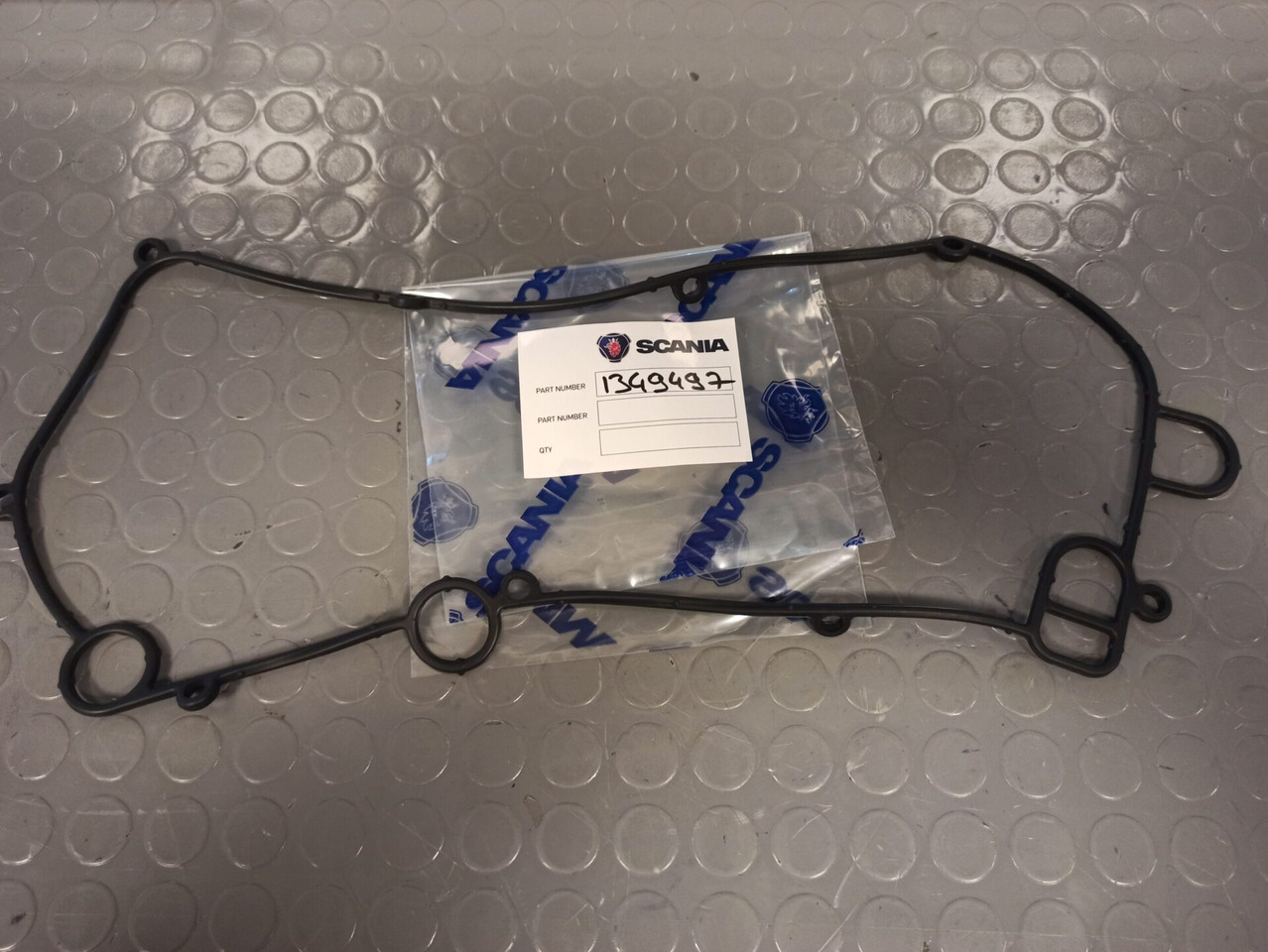SCANIA OIL COOLER GASKET 1349497 - مبرد الزيت - شاحنة: صور 1 SCANIA OIL COOLER GASKET 1349497 - مبرد الزيت - شاحنة: صور 1