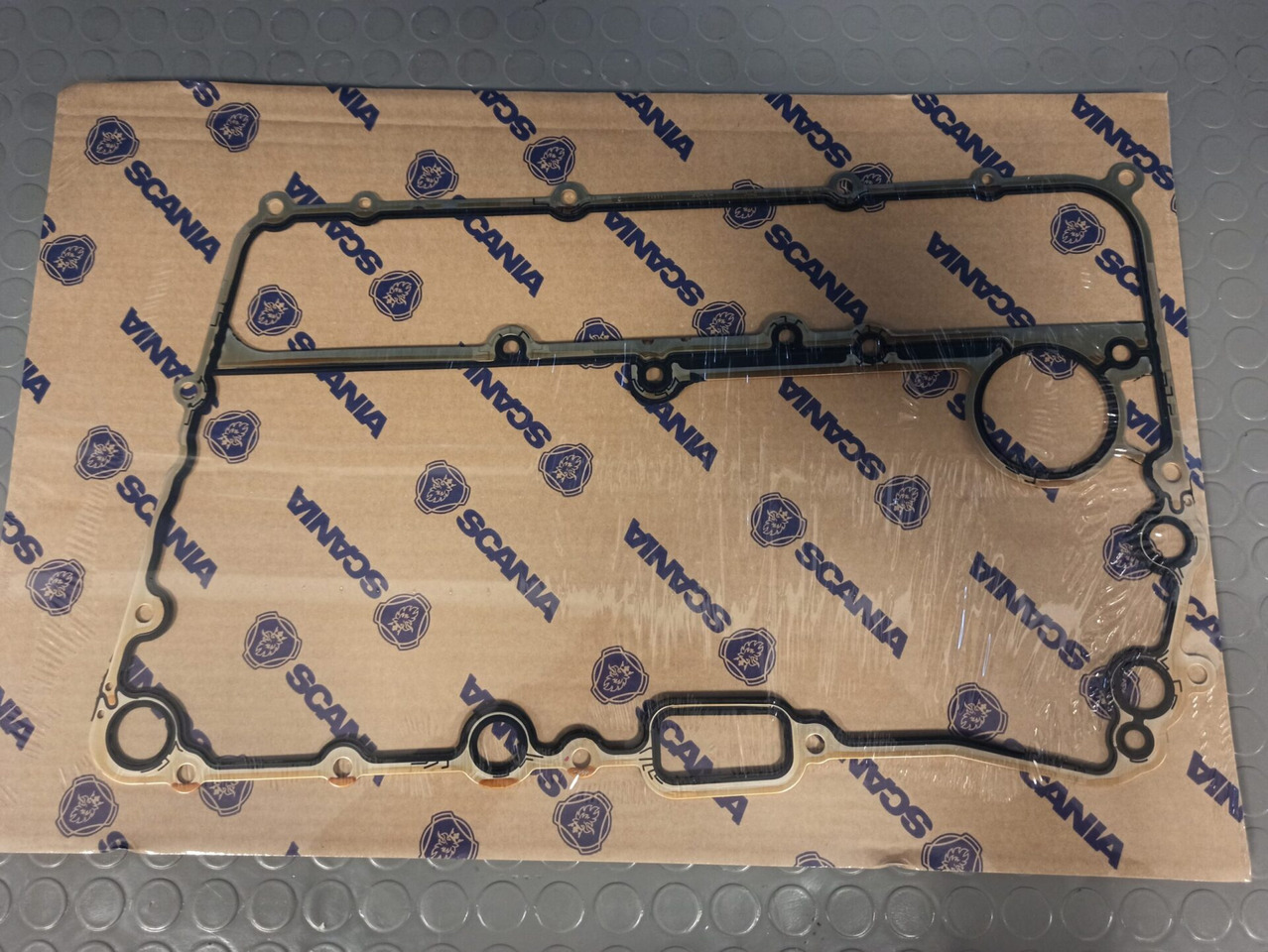 SCANIA OIL COOLER GASKET - 2096561 - مبرد الزيت - شاحنة: صور 1 SCANIA OIL COOLER GASKET - 2096561 - مبرد الزيت - شاحنة: صور 1