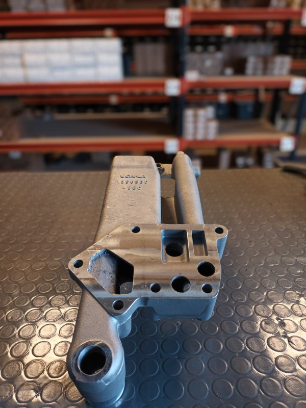 SCANIA OIL COOLER INTERMEDIATE PIECE - 1356880 - مبرد الزيت - شاحنة: صور 1 SCANIA OIL COOLER INTERMEDIATE PIECE - 1356880 - مبرد الزيت - شاحنة: صور 1