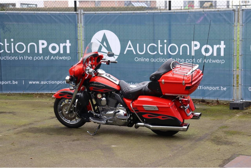 Harley-Davidson Ultra Glide CVO - دراجة بخارية: صور 3 Harley-Davidson Ultra Glide CVO - دراجة بخارية: صور 3