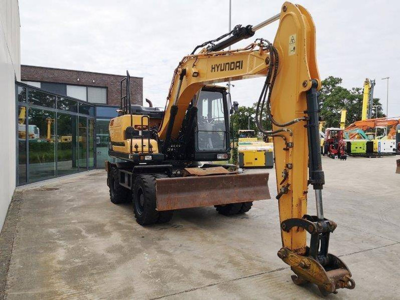 Hyundai HW140 - حفارة على عجلات: صور 4 Hyundai HW140 - حفارة على عجلات: صور 4