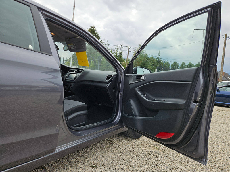 سيدان Hyundai i20 1.2: صور 17