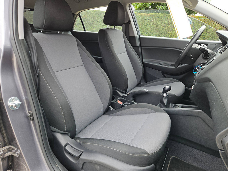 سيدان Hyundai i20 1.2: صور 19