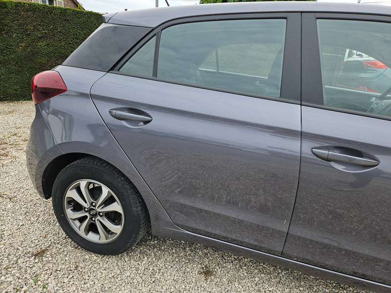 سيدان Hyundai i20 1.2: صور 15