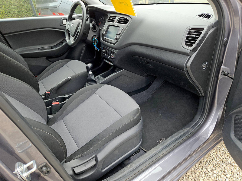 سيدان Hyundai i20 1.2: صور 18