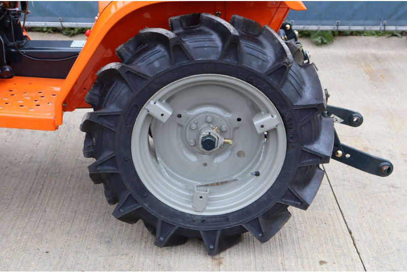جرار Kubota B1502DT: صور 16
