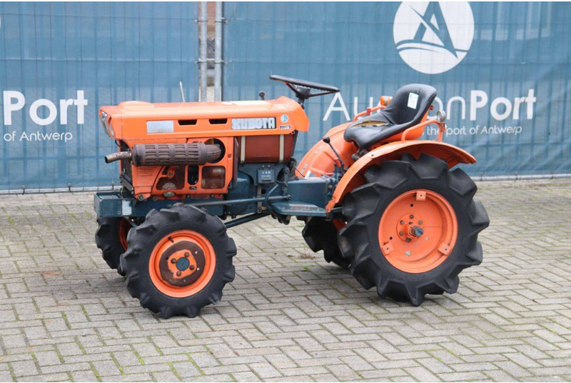 Kubota B7001 - جرار: صور 1 Kubota B7001 - جرار: صور 1