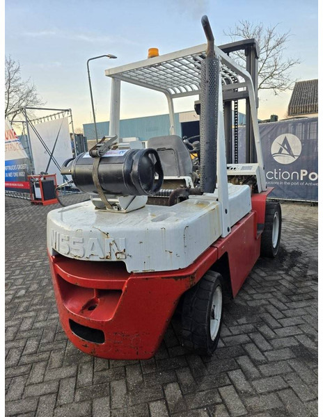 Nissan UGF03A40U - رافعة شوكية تعمل بالغاز: صور 4 Nissan UGF03A40U - رافعة شوكية تعمل بالغاز: صور 4