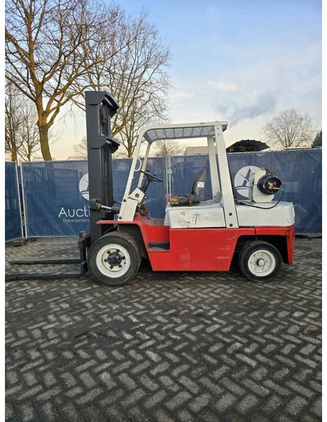 Nissan UGF03A40U - رافعة شوكية تعمل بالغاز: صور 1 Nissan UGF03A40U - رافعة شوكية تعمل بالغاز: صور 1