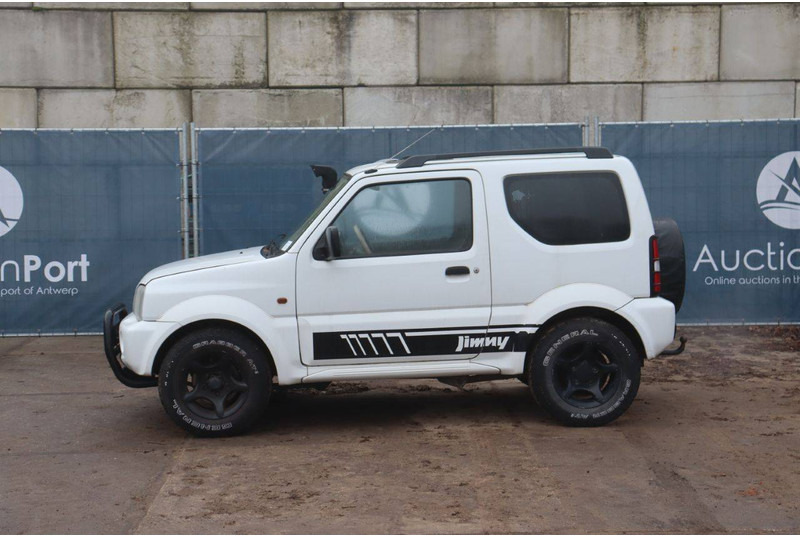 Suzuki Jimny - سيارة دفع رباعي: صور 2 Suzuki Jimny - سيارة دفع رباعي: صور 2