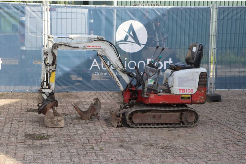 Takeuchi TB108 - حفارة مصغرة: صور 1 Takeuchi TB108 - حفارة مصغرة: صور 1