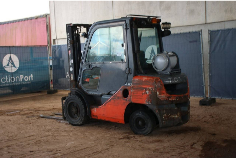 Toyota 06686GF30 - رافعة شوكية تعمل بالغاز: صور 3 Toyota 06686GF30 - رافعة شوكية تعمل بالغاز: صور 3