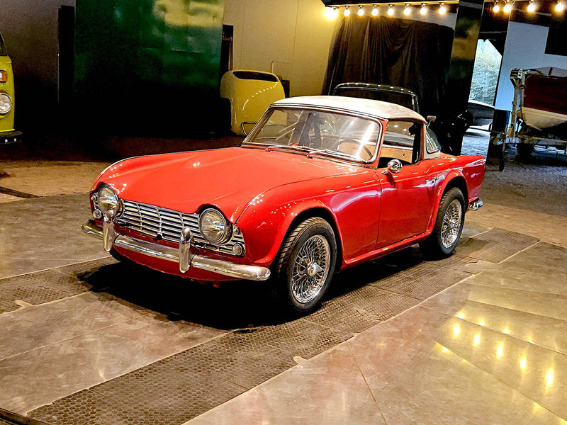 Triumph TR4 'Surrey Top' - سيدان: صور 1 Triumph TR4 'Surrey Top' - سيدان: صور 1