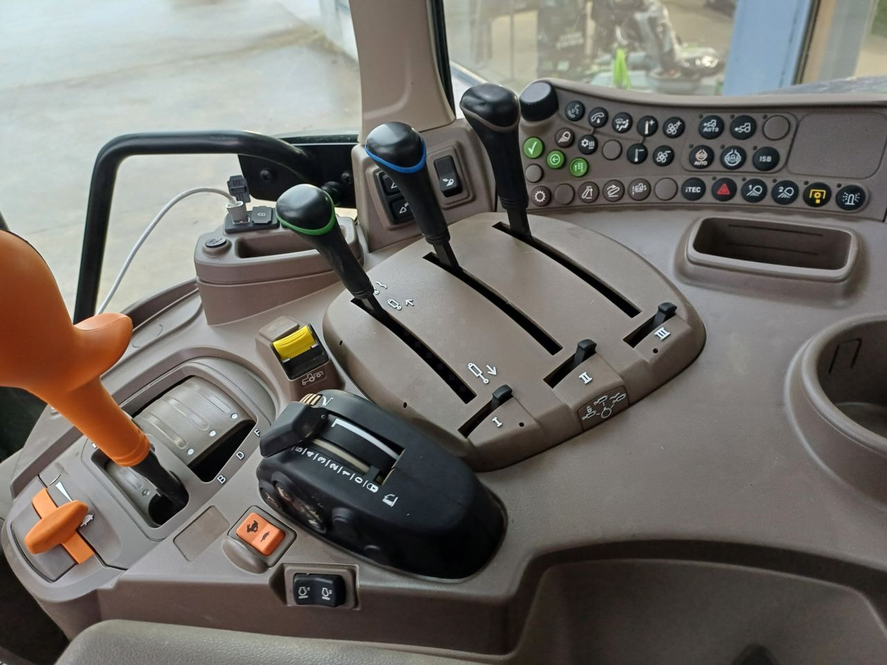 John Deere 6130m - جرار: صور 4 John Deere 6130m - جرار: صور 4