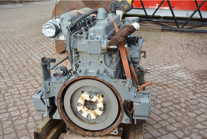 Hino EM100 engine complete - المحرك - آلات البناء: صور 3 Hino EM100 engine complete - المحرك - آلات البناء: صور 3