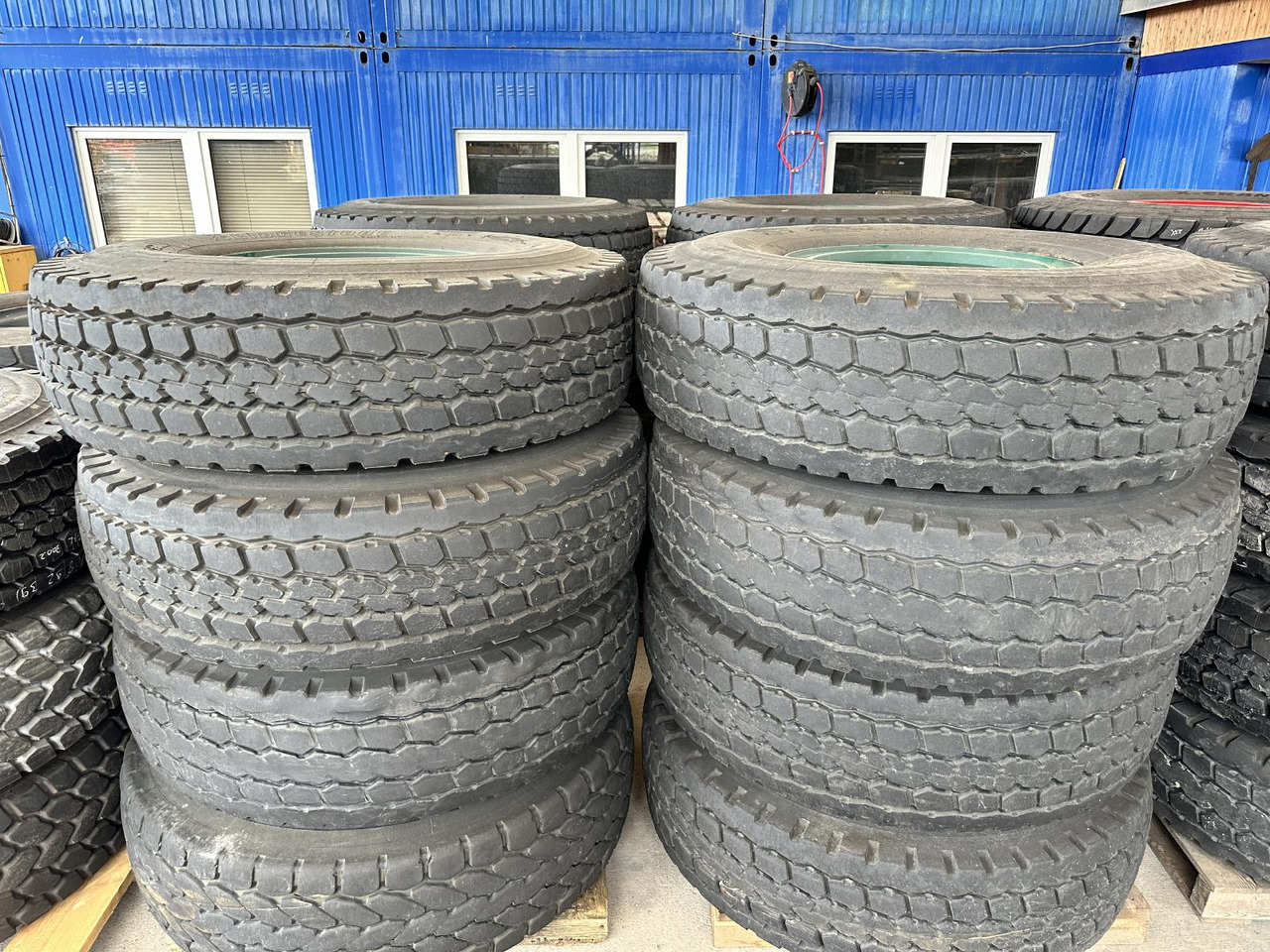 Liebherr Zubehör = Kompletträder 16 x Bridgestone VHS 445/95 R25 (16.00 R25) - موبايل كرين: صور 1 Liebherr Zubehör = Kompletträder 16 x Bridgestone VHS 445/95 R25 (16.00 R25) - موبايل كرين: صور 1