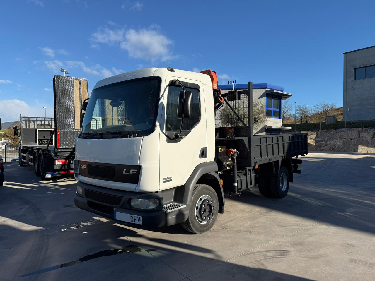 DAF LF FA 45.180 (Platform and Crane) - شاحنات مسطحة, شاحنة كرين: صور 1 DAF LF FA 45.180 (Platform and Crane) - شاحنات مسطحة, شاحنة كرين: صور 1