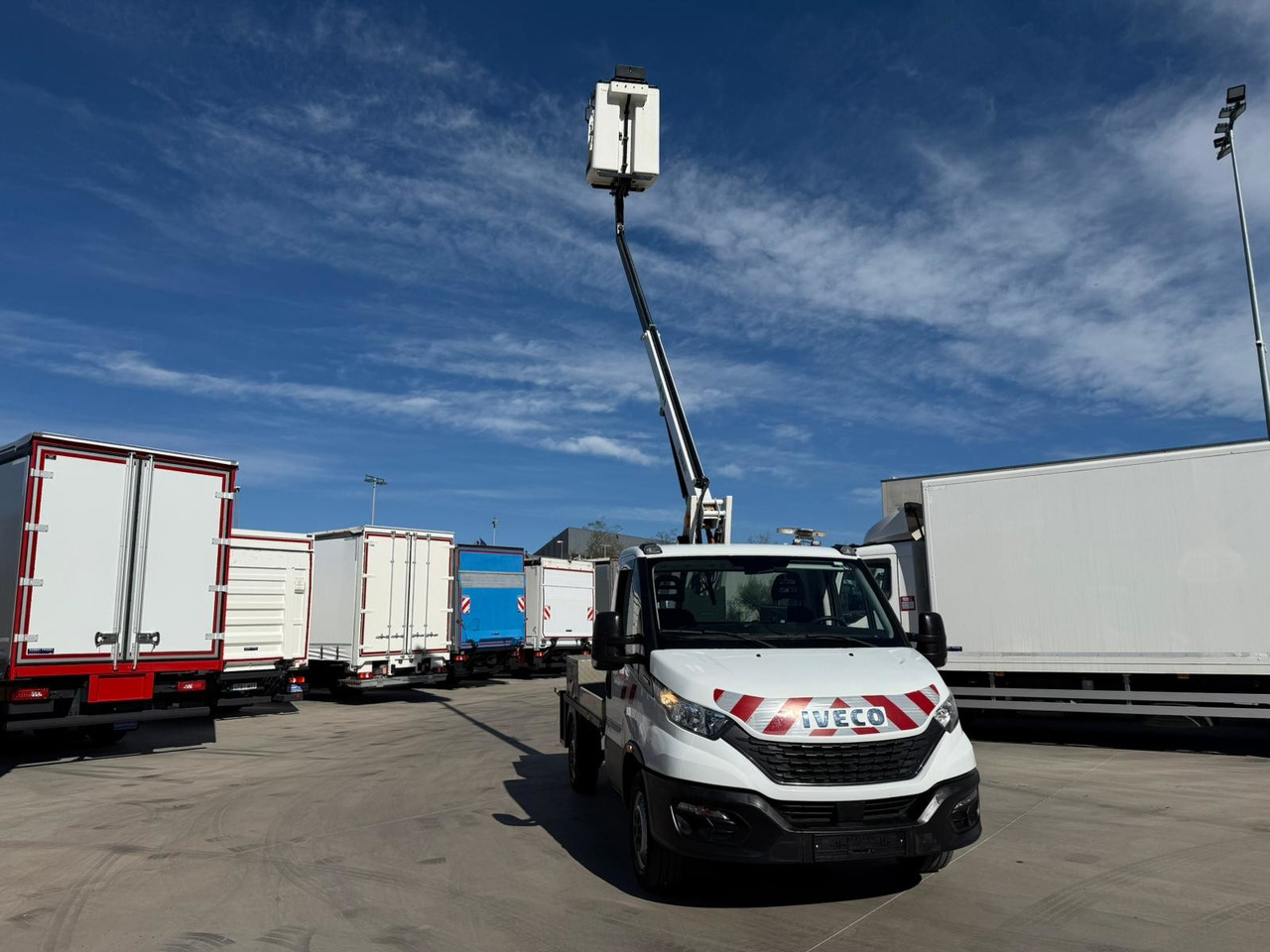 IVECO 35S14 Daily E6 (Basket) - مصاعد الازدهار محمولة على شاحنة: صور 4 IVECO 35S14 Daily E6 (Basket) - مصاعد الازدهار محمولة على شاحنة: صور 4