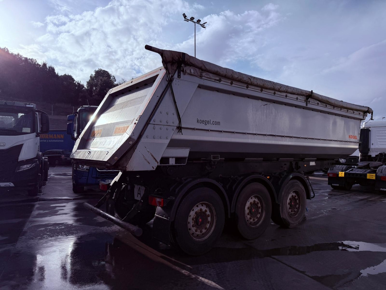 KOGEL SKM24 (Bathtub) - قلابة نصف مقطورة: صور 3 KOGEL SKM24 (Bathtub) - قلابة نصف مقطورة: صور 3