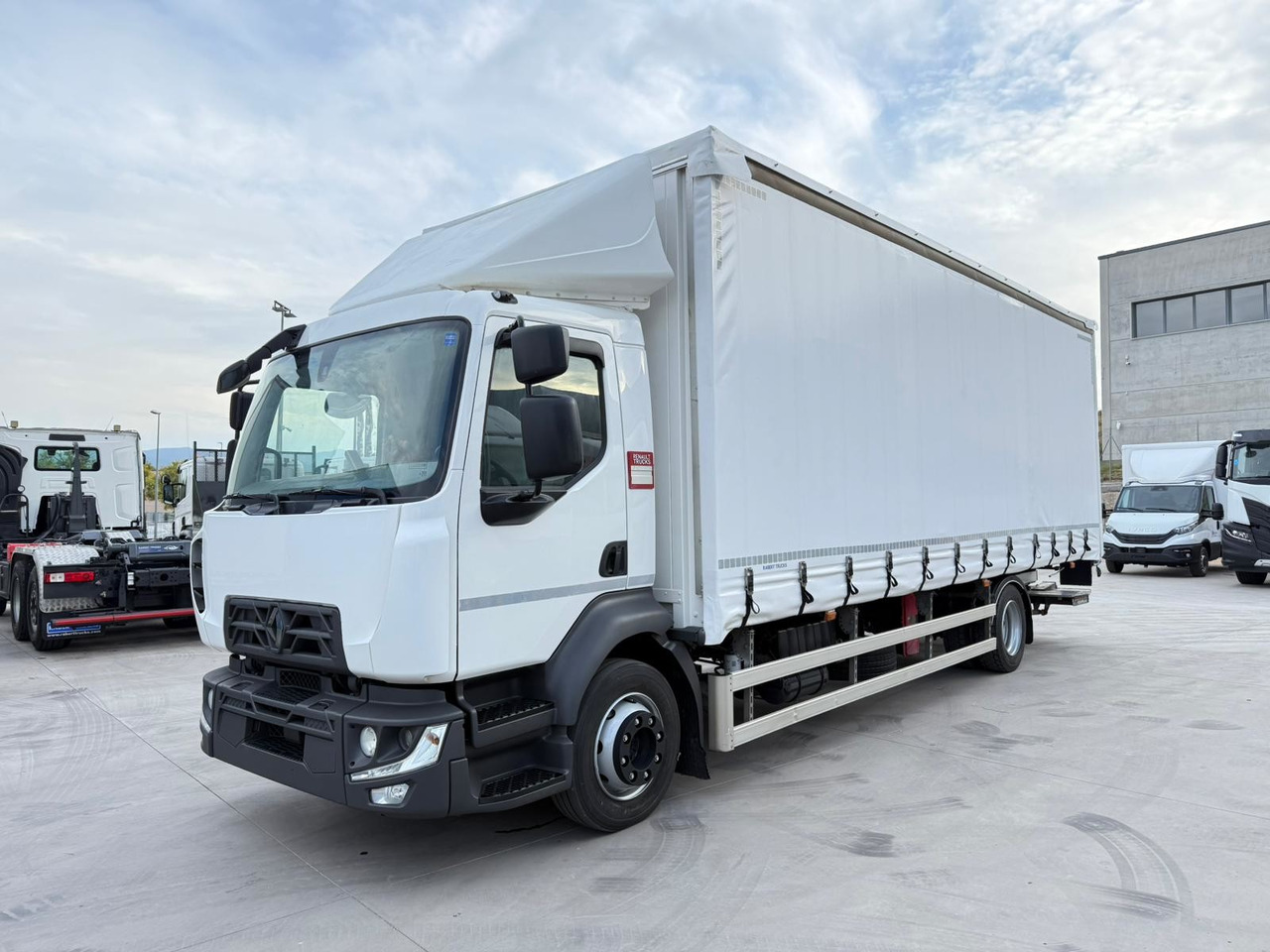 RENAULT D12.240 E6 (Tauliner) - شاحنة ستارة: صور 1 RENAULT D12.240 E6 (Tauliner) - شاحنة ستارة: صور 1