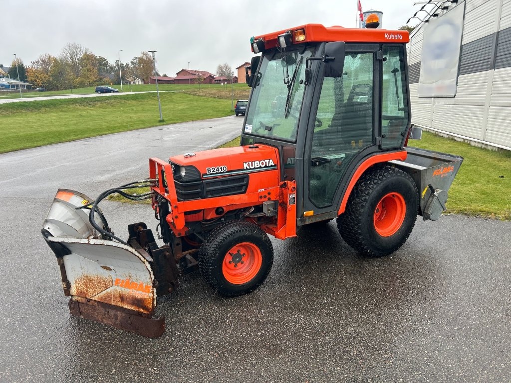 Kubota B2410 4WD med vikplog & sandspridare - جرار: صور 1 Kubota B2410 4WD med vikplog & sandspridare - جرار: صور 1