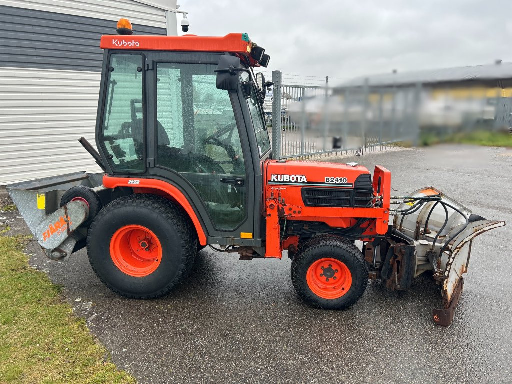 Kubota B2410 4WD med vikplog & sandspridare - جرار: صور 5 Kubota B2410 4WD med vikplog & sandspridare - جرار: صور 5
