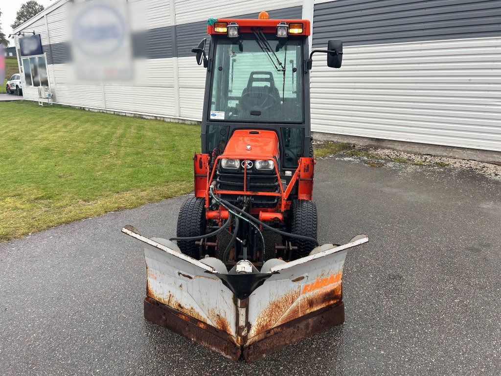 Kubota B2410 4WD med vikplog & sandspridare - جرار: صور 3 Kubota B2410 4WD med vikplog & sandspridare - جرار: صور 3