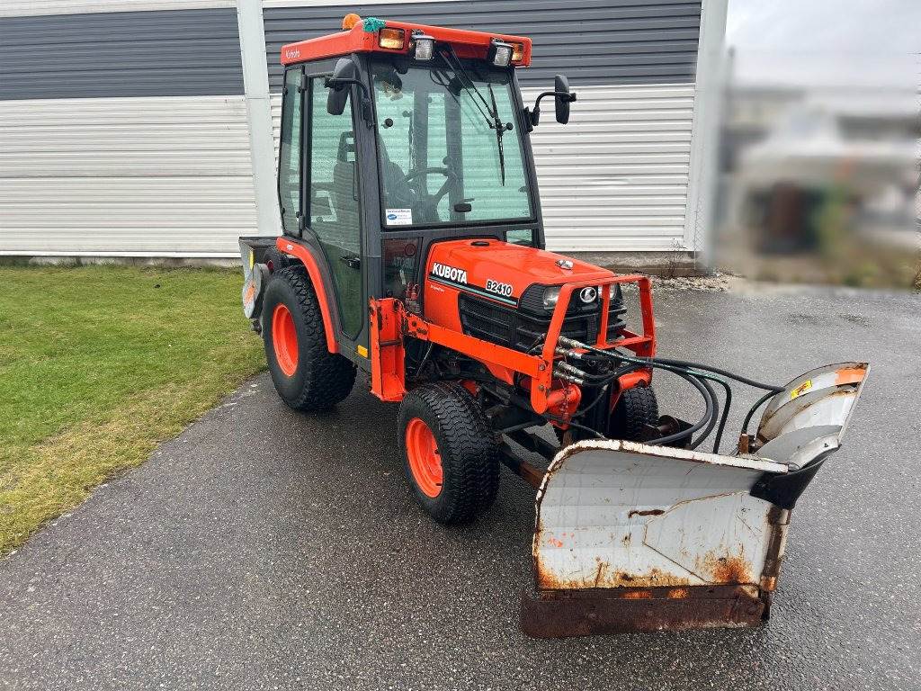 Kubota B2410 4WD med vikplog & sandspridare - جرار: صور 4 Kubota B2410 4WD med vikplog & sandspridare - جرار: صور 4