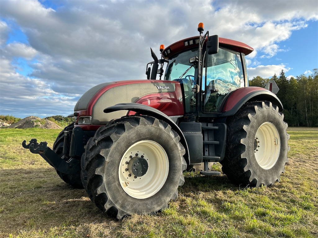 Valtra S260-4 med frontlyft - جرار: صور 1 Valtra S260-4 med frontlyft - جرار: صور 1