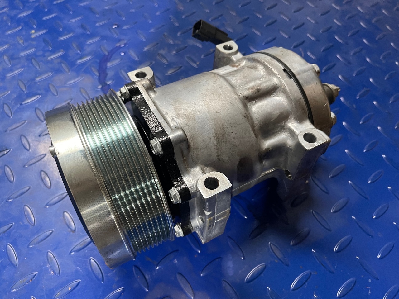 CATERPILLAR AC Clima compressor 320-1291 - كمبروسر مكيف - آلات البناء: صور 1 CATERPILLAR AC Clima compressor 320-1291 - كمبروسر مكيف - آلات البناء: صور 1