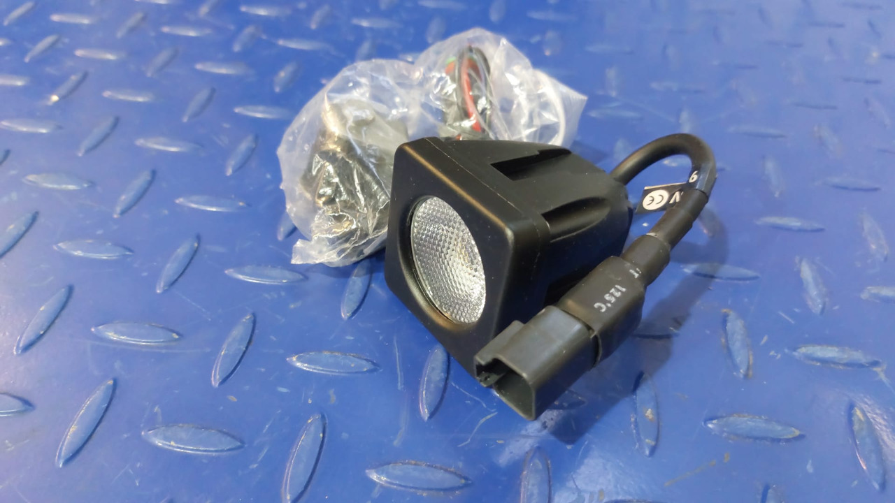 WELDEX-1040S Far lumina de lucru - كشافات - آلات البناء: صور 1 WELDEX-1040S Far lumina de lucru - كشافات - آلات البناء: صور 1