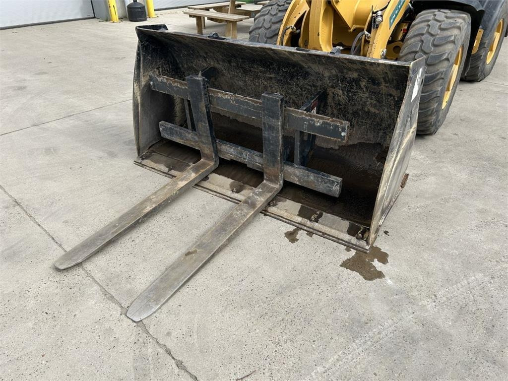 CAT 906M (8758) - لودر مفصلي صغير: صور 5 CAT 906M (8758) - لودر مفصلي صغير: صور 5