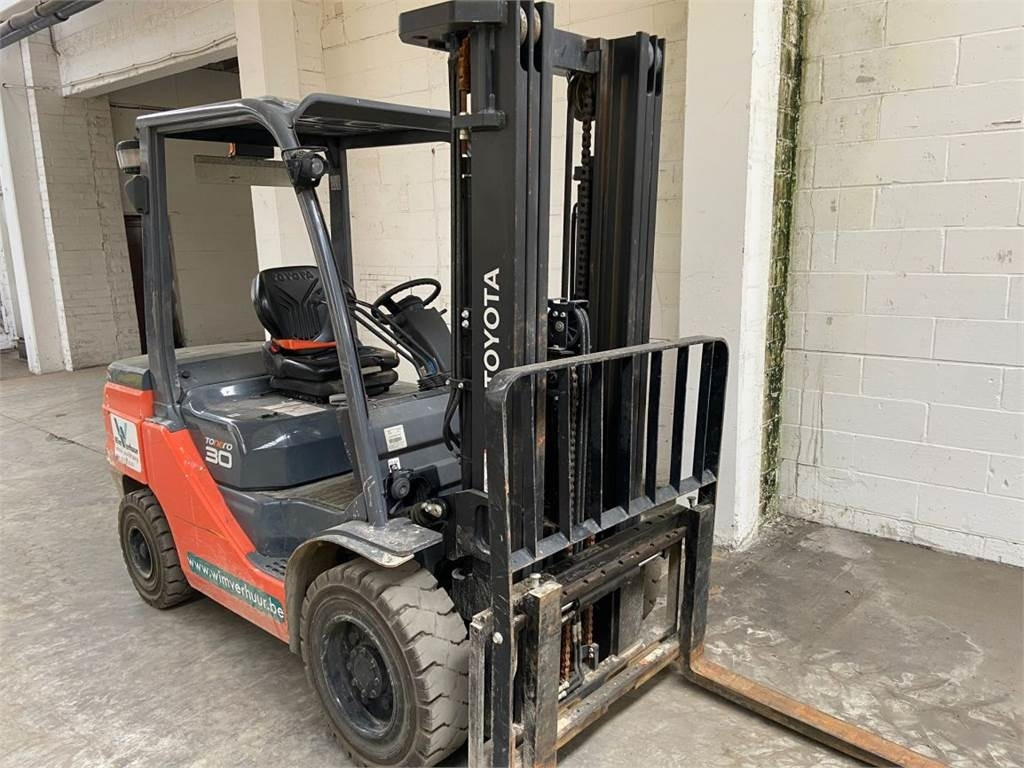 Toyota 52-8FDF30 (6317) - رافعة شوكية ديزل: صور 3 Toyota 52-8FDF30 (6317) - رافعة شوكية ديزل: صور 3